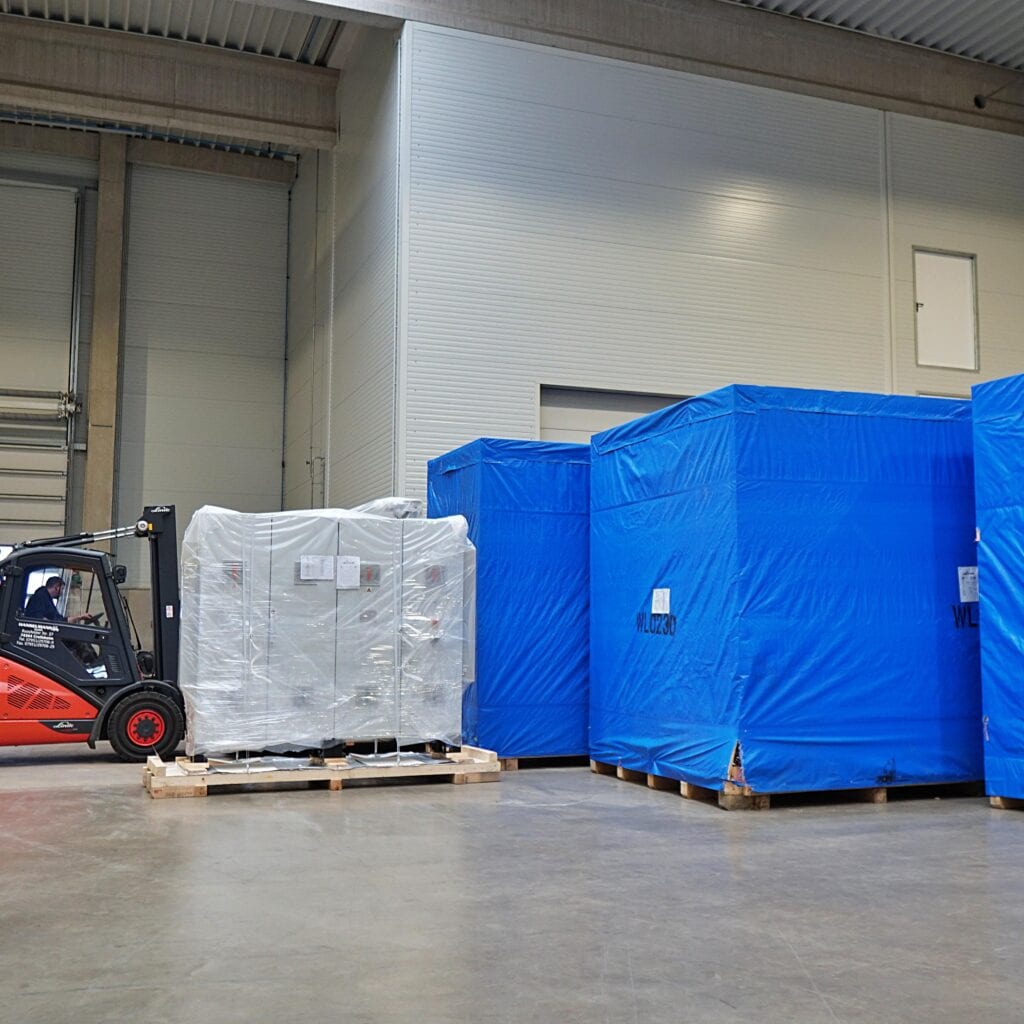 Stapler mit großen Kisten in einer Halle